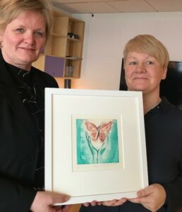 Kirsti Kvandahl tverrfaglig spesialist og Hege Moss Larsen med gaven fra barnepalliasjons- foreningen. 